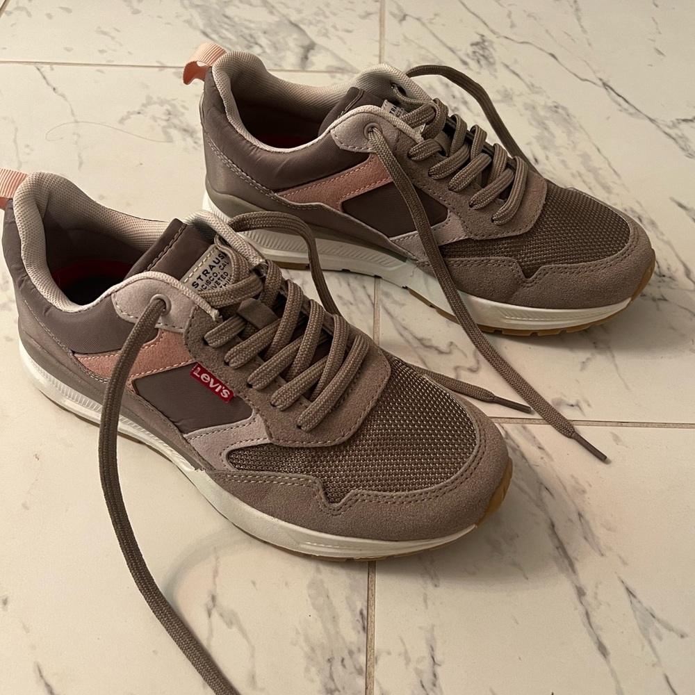 Levi Sneakers